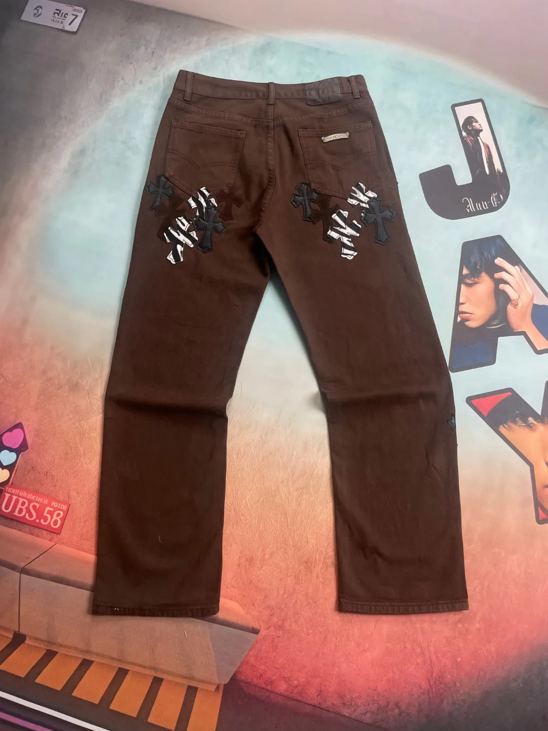 🅿️290 🔘Style No.-KL129 🔘Cro Xin𝐂𝐡𝐫𝐨𝐦𝐞 𝐇𝐞𝐚𝐫𝐭 Dark brown zebra patchwork cross patch leather washed jeans* In the fashion universe of Cro Xin, these pants are undoubtedly one of the most dazzling existences. The fabric is made of high-quality beaded canvas and has gone through a complicated and heavy washing process. This not only gives the fabric a richer texture, but also makes the upper body effect appear high-end. The unique texture and mellow touch complement each other, and the trousers are crisp and straight, showing a neat and capable cool temperament. From the perspective of shape shaping, the whole trousers use three-dimensional cutting technology and are precision-made based on ergonomic principles to fit the body curves in all directions, which not only ensures comfort when wearing, but also cleverly optimizes the leg lines at the visual level, highlighting excellent body proportions. Such an exquisite version design can be regarded as an industry model. Every detail reflects the brand’s ultimate pursuit of quality. The hardware accessories are all customized by ZP, with excellent quality and excellent durability, adding points to the overall texture of the pants. After being washed, the original thick beaded canvas has transformed into a soft and skin-friendly material with excellent breathability. It can bring you an all-day comfortable experience no matter when you wear it. The customized small leather label is exquisitely designed and cleverly integrated into the brand's DNA with an ingenious idea. The overall design of the pants adheres to a simple aesthetic, but every detail is polished to perfection, with exquisite workmanship. Every stitch is neatly and carefully arranged, demonstrating the superb production technology and meticulous ingenuity.  Size: S M L XL (28.30.32.34) Color: Brown